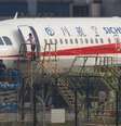 Técnicos inspecionam avião que teve para-brisa quebrado durante voo  Foto: Reuters / BBC News Brasil