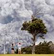 Pessoas observam cinzas da cratera Halemaumau por erupção de vulcão no Havaí
 15/5/2018    REUTERS/Terray Sylvester   Foto: Reuters