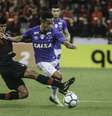 O jogador Pavez do Atlético-PR e Rafinha do Cruzeiro durante a partida válida pela Copa do Brasil 2018 na Arena da Baixada em Curitiba (PR), nesta quarta-feira (16).  Foto: Joka Madruga/Futura Press