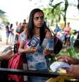 Venezuelana mostra passaporte e carteira de identidade em posto de controle de fronteira em Pacaraima, em Roraima
13/04/2018 REUTERS/Nacho Doce  Foto: Reuters
