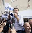 Matteo Salvini, da Liga, em encontro com eleitores em Fiumicino  Foto: ANSA / Ansa - Brasil