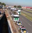 Caminhoneiros fazem protesto contra o aumento do preço do diesel na manhã desta segunda-feira (21), na Rodovia Zeferino Vaz (SP-332), em Paulínia (SP).   Foto: Futura Press
