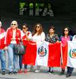 Fãs de Guerrero na sede da Fifa, em Zurique
 22/5/2018   REUTERS/Arnd Wiegmann   Foto: Reuters