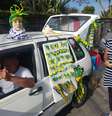 Carro estacionado a poucos metros do CT da Seleção serve de mostruário de produtos nas cores verde e amarela  Foto: Sílvio Barsetti / Especial para Terra
