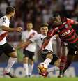 Vinicius Junior (d), jogador do Flamengo, durante partida contra o River Plate, da Argentina, válida pela sexta rodada do Grupo 4 da Copa Libertadores da América 2018.  Foto: André Mourão/ Agif/Gazeta Press