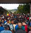  Torcedores em entrada do treino da Seleção Brasileira de futebol, na Granja Comary, em Teresópolis (RJ), onde a equipe se prepara para a Copa do Mundo 2018, na Rússia.  Foto: Armando Paiva/Raw Image/Gazeta Press / Gazeta Press