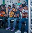 Alunos têm aula violão no projeto Rock das Mangueiras  Foto: Divulgação