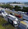 Protesto de caminhoneiros na Rodovia Régis Bittencourt, nos dois sentidos, na altura de Embu das Artes (SP), neste sábado (26), contra a alta dos preços dos combustíveis. A pista está sem interrupção na via nos sentido Curitiba e no sentido São Paulo.  Foto: Ronaldo Silva / Futura Press