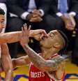 Klay Thompson (11), do Golden State Warriors  e Gerald Green (14), Houston Rockets, durante o primeiro tempo do sexto jogo das finais da conferência Oeste dos Playoffs 2018 da NBA.  Foto: Cary Edmondson-USA TODAY Sports / Reuters