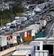 Caminhoneiros participam de protesto contra os altos preços do diesel na rodovia BR-116 Régis Bittencourt, em São Paulo   Foto: Leonardo Benassatto / Reuters