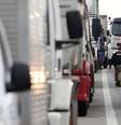 Greve Caminhoneiros - Os caminhoneiros seguem em protesto em pelo menos 20 Estados do País contra a alta do diesel. Este é o 4º dia de manifestações que já afetam mais de 200 trechos de rodovias federais. Em São Paulo, postos na capital, no interior e no Vale do Paraíba começam a ficar sem combustível nas bombas. No Rio, o diesel não chegou às garagens de ônibus, e motoristas enfrentaram filas em vários postos. A paralisação também afetou a entrega dos Correios que suspenderam temporariamente as postagens. No fim do dia, a Petrobrás decidiu reduzir em 10% o valor médio do diesel comercializado em suas refinarias, equivalente a R$ 0,2335 por litro para as distribuidoras. Para o consumidor, o impacto pode chegar a uma redução de R$ 0,25 na bomba  Foto: WILTON JUNIOR/ESTADÃO / Estadão