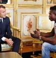 Presidente francês, Emmanuel Macron, durante encontro com Mamoudou Gassama, do Mali, no Palácio do Eliseu, em Paris 28/05/2018 Thibault Camus/Pool via Reuters  Foto: Reuters