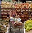 Consumidora faz compras em mercado em São Paulo 11/01/2017 REUTERS/Paulo Whitaker   Foto: Reuters