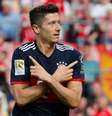 Robert Lewandowski comemora gol contra o Colônia  Foto: Wolfgang Rattay / Reuters