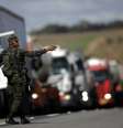 Militares fazem escolta para transporte de gás de cozinha e combustível para aviação na BR-040 em Luziania 30/5/2018 REUTERS/Ueslei Marcelino   Foto: Reuters