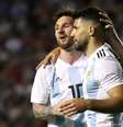 Messi e Agüero comemoram um dos gols da Argentina na goleada na Bombonera  Foto: Marcos Brindicci / Reuters