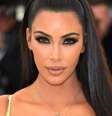 Kim Kardashian fala quais são os 5 itens de mauiagem indispensáveis em sua rotina de cuidados com a pele!  Foto: Getty Images / PurePeople