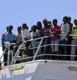 Desembarque de migrantes forçados em Salerno, na Itália  Foto: ANSA / Ansa - Brasil