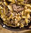 Estrogonofe - Um prato de origem russa, mas celebrado  - e muito modificado - em todo o mundo. Tudo começa com a escolha da carne. Na receita original, cortes bovinos de boa qualidade. Nas adaptações, aparecem versões com frango e porco. Por aqui, o molho também muda. O creme leite ganha a companhia de extrato de tomate, páprica, molho inglês ou até ketchup. Na versão russa, apenas cogumelo, cebola e alho dão sabor ao prato  Foto: iStock