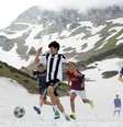 Boleiros de Sochi se divertem entre tombos e escorregões jogando sobre a neve compacta do glaciar Krasnaya Poliana. Espremida entre os picos nevados do Cáucaso e o Mar Negro, a geografia da cidade permite disputar uma partida sobre a neve num dia, e em seguida, jogar outra na praia  Foto: Caio Vilela / BBC News Brasil