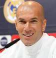 Zidane, que comunicou a decisão na quarta-feira ao presidente do Real e ao capitão Sergio Ramos antes de anunciá-la, assegurou também que não pretende treinar um outro clube na próxima temporada europeia.  Foto: Divulgação/Twitter Real Madrid / LANCE!