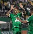 Arthur Caíke (D), da Chapecoense, comemora após marcar gol em partida contra o Ceará, válida pela oitava rodada do Campeonato Brasileiro 2018, na Arena Condá, em Chapecó, nesta quarta-feira  Foto: LIAMARA POLLI/AGIF / Estadão Conteúdo