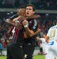 Thiago Heleno, jogador do Atlético-PR comemora seu gol com jogadores do seu time durante partida contra o Santos no estadio Arena da Baixada pelo campeonato Brasileiro A 2018.   Foto: Jason Silva/ Agif/Gazeta Press