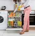 Dona de casa colocando utensílios dentro da lava-louças  Foto: Shutterstock / TudoGostoso