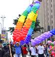 A multidão, fantasiada, com coroas com as cores do arco-íris e fantasias de Carnaval, se amontoa ao redor dos 18 trios elétricos enfileirados pela avenida  Foto: Futura Press