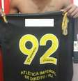 Atleta segura camisa com cascas de banana que teriam sido arremessadas contra ele  Foto: Reprodução/Whatsapp / Estadão
