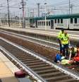 Jovem faz selfie enquanto mulher ferida por trem é socorrida na Itália  Foto: ANSA / Ansa - Brasil