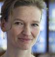 Por um período de tempo, Rikke Schmidt Kjaergaard só conseguia se comunicar com piscadas de olhos  Foto: Katrine Philp / BBC News Brasil