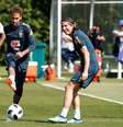 Neymar e Filipe Luis em treino da Seleção Brasileira hoje no CT do Tottenham   Foto: Matthew Childs / Reuters