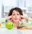 Mesa com frutas e guloseimas  Foto: Shutterstock / TudoGostoso