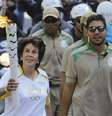 Maria Esther Bueno durante o revezamento da Tocha Olímpica em São Paulo (SP).   Foto: Nelson Antoine/FramePhoto/Gazeta Press