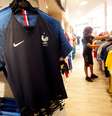Camisas da seleção francesa são vistas em loja em Marselha, na França 08/06/2018  REUTERS/Jean-Paul Pelissier  Foto: Reuters