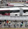 Passageiros fazem fila em terminal de ônibus em São Paulo  Foto: Paulo Whitaker / Reuters