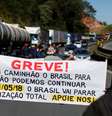 Caminhoneiros mobilizados no começo da greve  Foto: Rodolfo Buhrer / Reuters