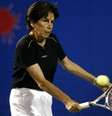 Maria Esther Bueno durante partida de exibição na Praia de Copacabana em 2005  Foto: Bruno Domingos/Foto de Arquivo / Reuters