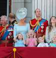 Crianças roubam a cena em cerimônia que festeja o aniversário da Rainha Elizabeth II  Foto: John Rainford/WENN / Reuters