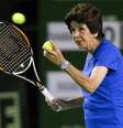 A ex-tenista brasileira Maria Esther Bueno durante uma clínica de tênis na Fazenda Boa Vista, em Porto Feliz (SP), no ano de 2009  Foto: DJALMA VASSÃO / Gazeta Press