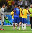 Jogadores consolam uns aos outros após a derrota por 7 x 1 para a Alemanha na semi-final da Copa de 2014  Foto: Laurence Griffiths / Getty Images