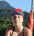A menina Rani, de dez anos, sonha que a natação a leve não só à Olimpíada, mas a estudar em uma universidade americana  Foto: Adriana Stock/BBC Brasil / BBC News Brasil