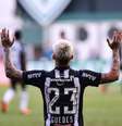 Roger Guedes mais uma vez foi o nome do jogo  Foto: Juliana Flister / Getty Images