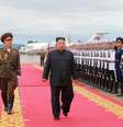 O líder norte-coreano, Kim Jong-un, em revista a guardas  Foto: KCNA / via Reuters