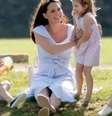 Kate Middleton foi fotografada com os filhos George, de 4 anos, e Charlotte, de 3 no Beaufort Park, em Londres  Foto: Getty Images / PurePeople