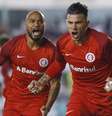 Victor Cuesta comemora o gol que garantiu a vitória do Internacional para cima do Santos na Vila Belmiro  Foto: Marcello Zambrana/Agif / Gazeta Press