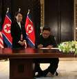 Após quase cinco horas de um encontro histórico nesta terça-feira, em Cingapura, o presidente dos Estados Unidos, Donald Trump, e o líder da Coreia do Norte, Kim Jong-un, assinaram um documento no qual acordam  Foto: Reuters / BBC News Brasil