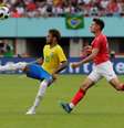 Neymar dribla jogador austríaco em amistoso no Ernst Happel em Viena, Áustria
10/06/2018 REUTERS/Heinz-Peter Bader  Foto: Reuters