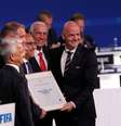 Presidente da Fifa, Gianni Infantino (D), posa para foto após anúncio de que EUA, México e Canadá sediarão Copa do Mundo de 2026
13/06/2018 REUTERS/Sergei Karpukhin  Foto: Reuters